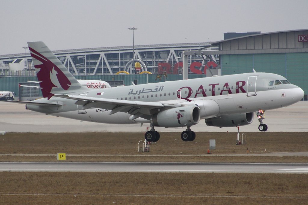 Der 6. Mrz 2011 ging in die Geschichte des Stuttgart Airport ein. Die arabische Airline Qatar Airways verbindet seit diesem Tag die Stadt Doha am persischen Golf mit dem fnf Stunden entfernten Stuttgart. 
-
Hier sieht man den Airbus A319-133LR A7-CJB kurz vor dem Touch-down auf der Runway 07 in Stuttgart am 6. Mrz 2011