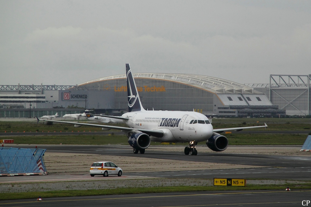 Der A318-100 YR-ASB der Tarom rollt am 04.09.2011 ber das Vorfeld in Frankfurt (Main).