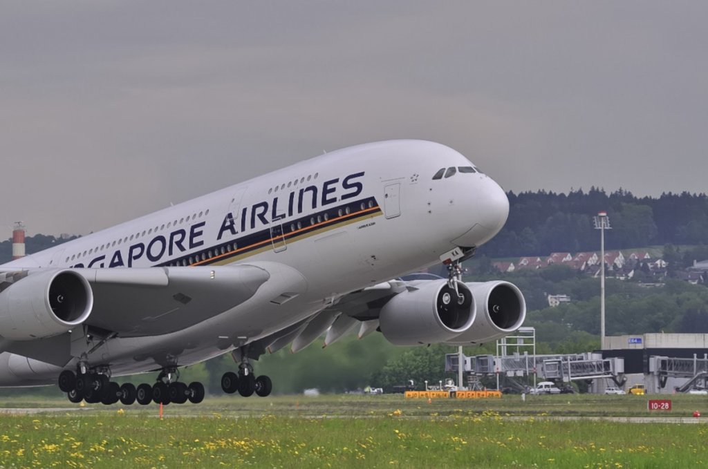 Der A380 hebt, am 17.05.2010, von der Piste 16 vom Flughafen Zrich ab.
