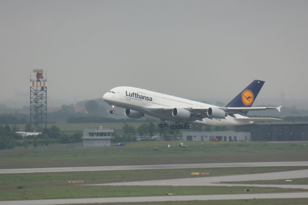 Der A380 der Lufthansa (D-AIMA) kurz nach dem Durchstarten auf der Startbahn Nord auf dem Flughafen Leipzig/Halle. Fotografiert am 01.06.2010. 