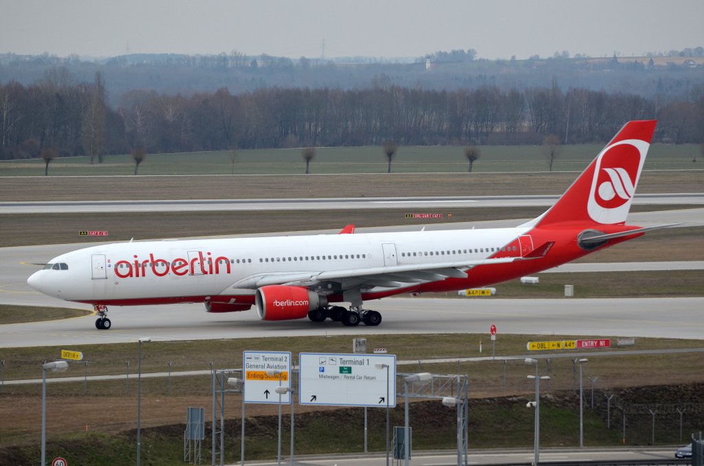 Der Air Berlin Airbus A330-200 D-ALPE beim rollen zum Start in Mnchen Franz Josef Strau am 08.04.13