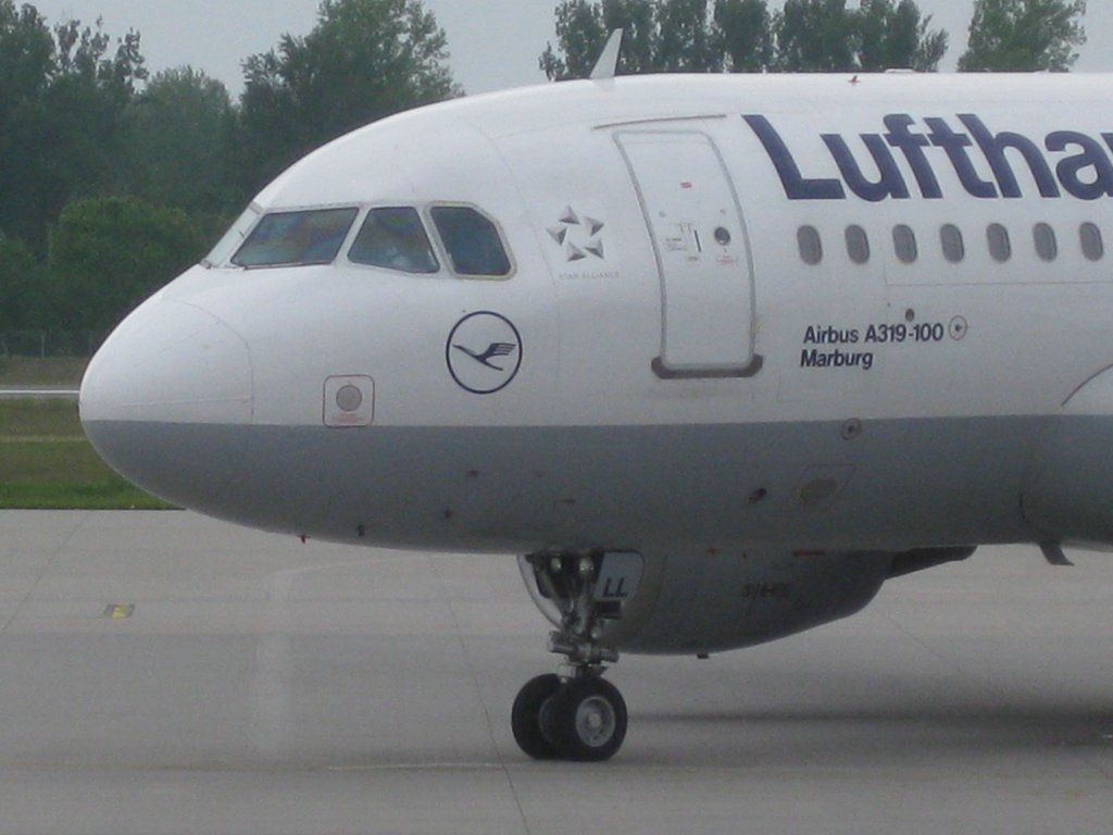 Der Airbus A319-100 der Lufthansa, mit dem am 08.05.2010 das Pilotentraining absolviert wurde trgt den Taufnamen  Marburg 
Datum des Fotos: Samstag, den 8. Mai 2010