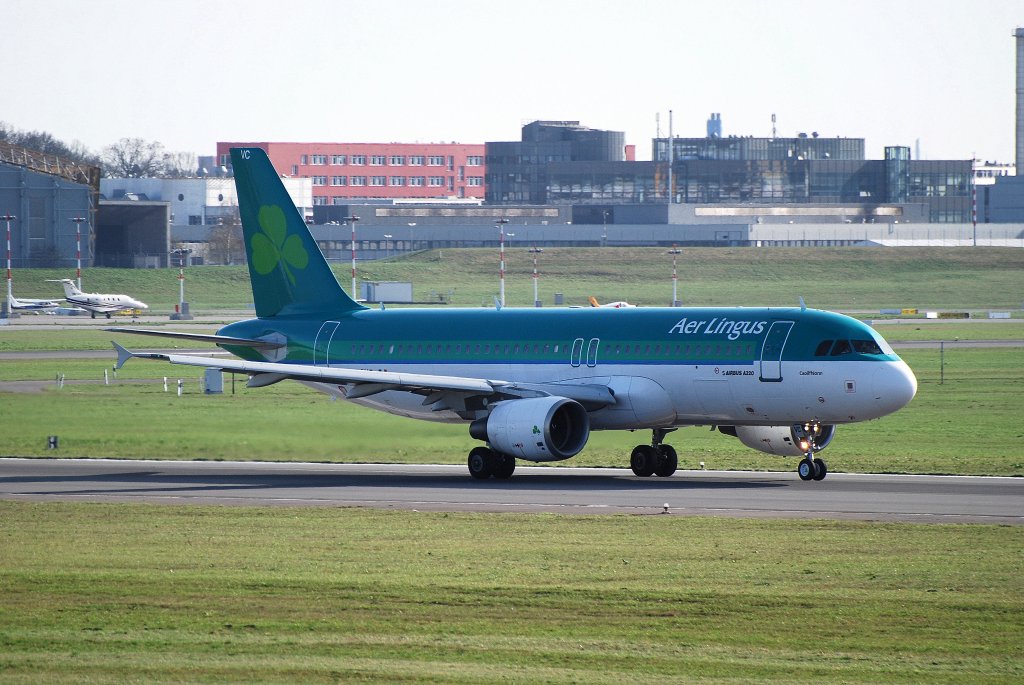 Der Airbus A320 mit dem Namen Caoilfhionn der Aer Lingus beim Start in Hamburg Fuhlsbttel am 10.04.11