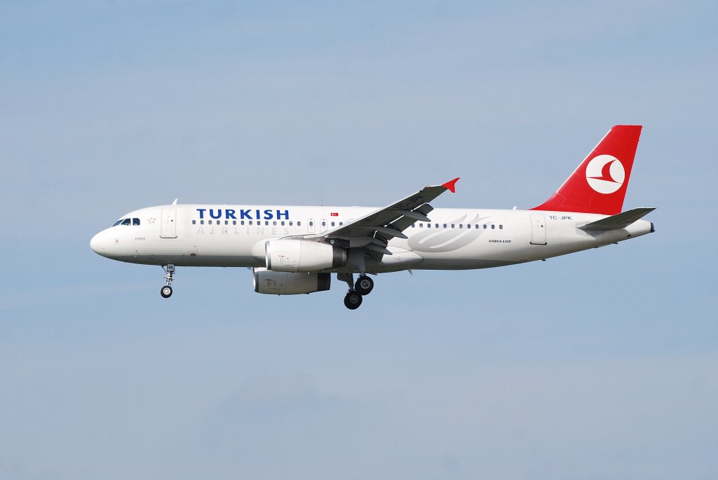 Der Airbus A320 TC-JPK mit dem Namen Erdek der Turkish Airlines im Anflug auf Hamburg Fuhlsbttel am 24.09.11