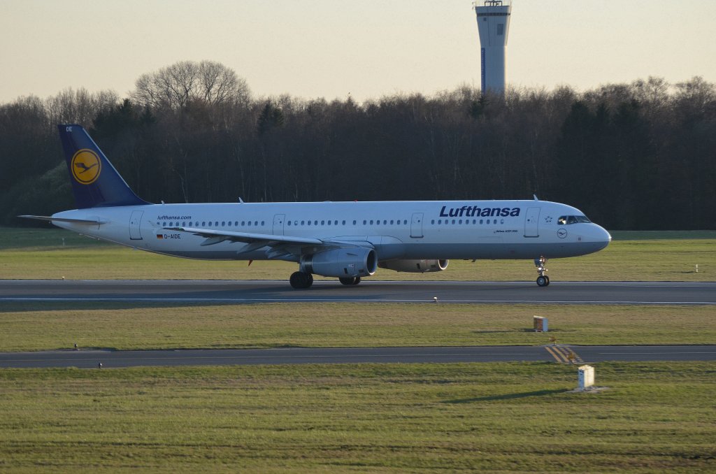 Der Airbus A321-200 D-AIDE der Lufthansa beim Start in Hamburg Fuhlsbttel am 23.03.12