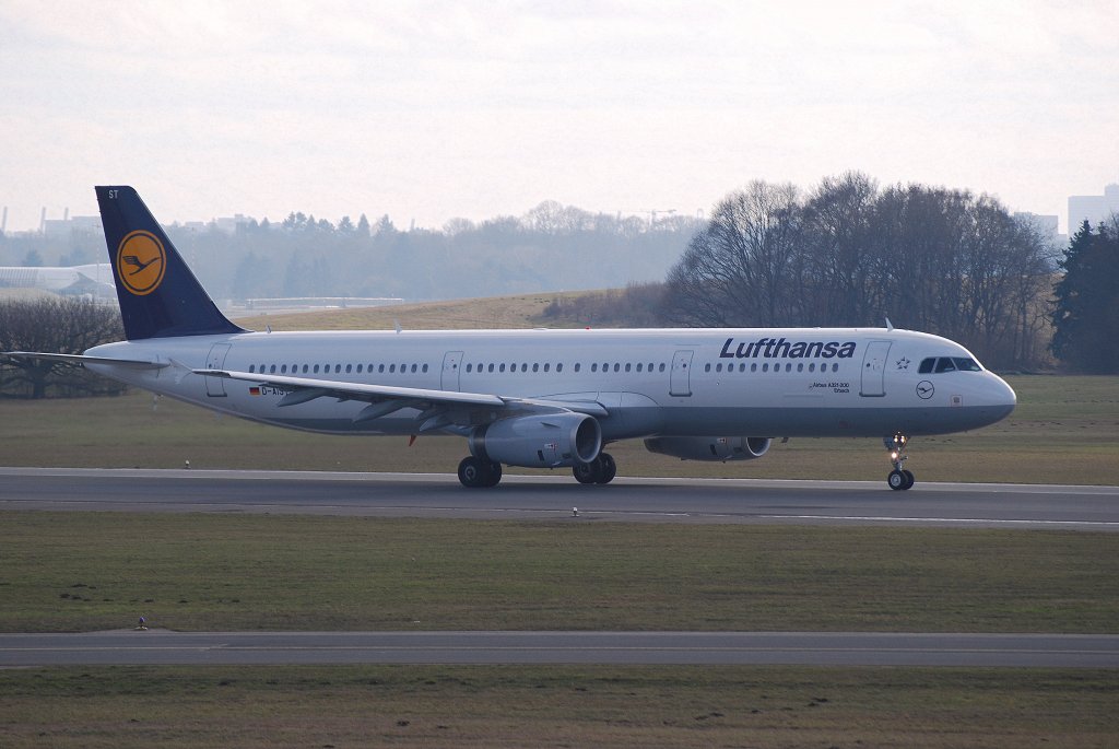 Der Airbus A321-200 Erbach Kennung D-AIST kurz vor dem Start in Hamburg Fuhlsbttel am 21.03.10