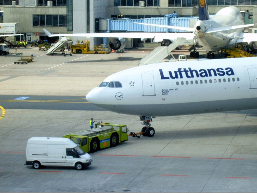 Der Airbus A340-300 der Lufthansa mit der Zulassung D-AIFC wird in Frankfurt am Main am 27.05.04 vom Terminal gedrckt. Ich habe dieses Foto von der Besucherterasse des alten Terminal 1 geschossen, die es jetzt leider nicht mehr gibt.