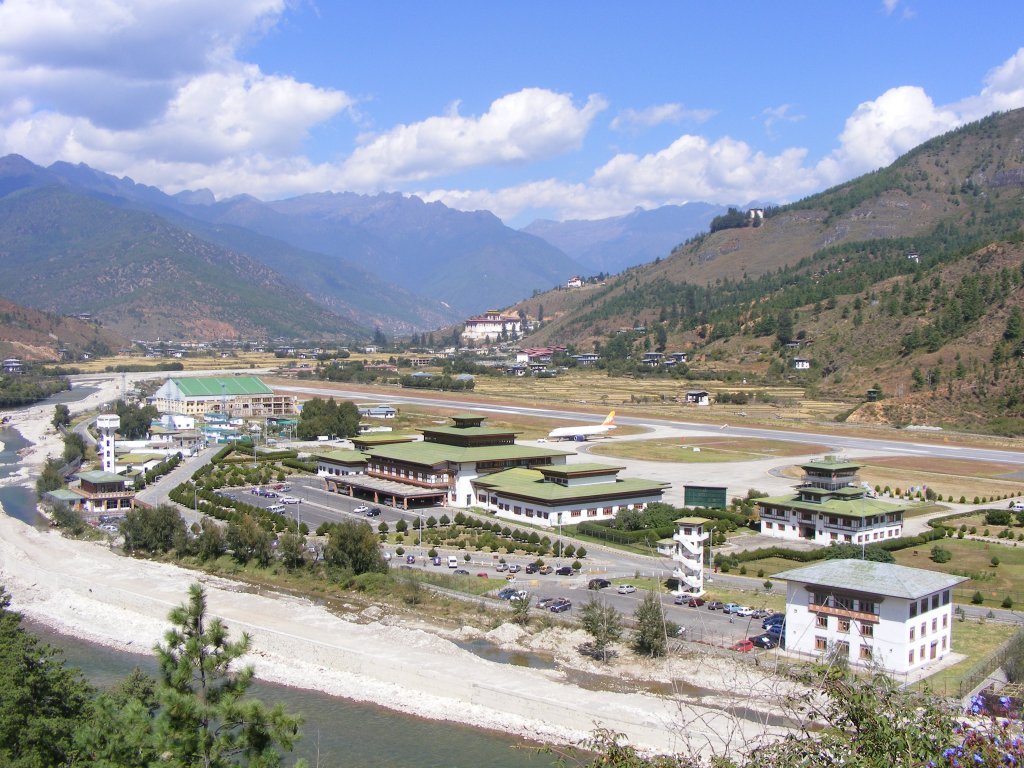 Der Airport Paro (PBH) im Knigreich Bhutan am 22.10.2012.Paro wird nur von der Royal Bhutan Airlines DRUK AIR angeflogen,da der Anflug durch die Berge sehr anspruchsvoll ist.DRUK AIR hat eine Flotte von 3 A319 und 1 ATR42-500.