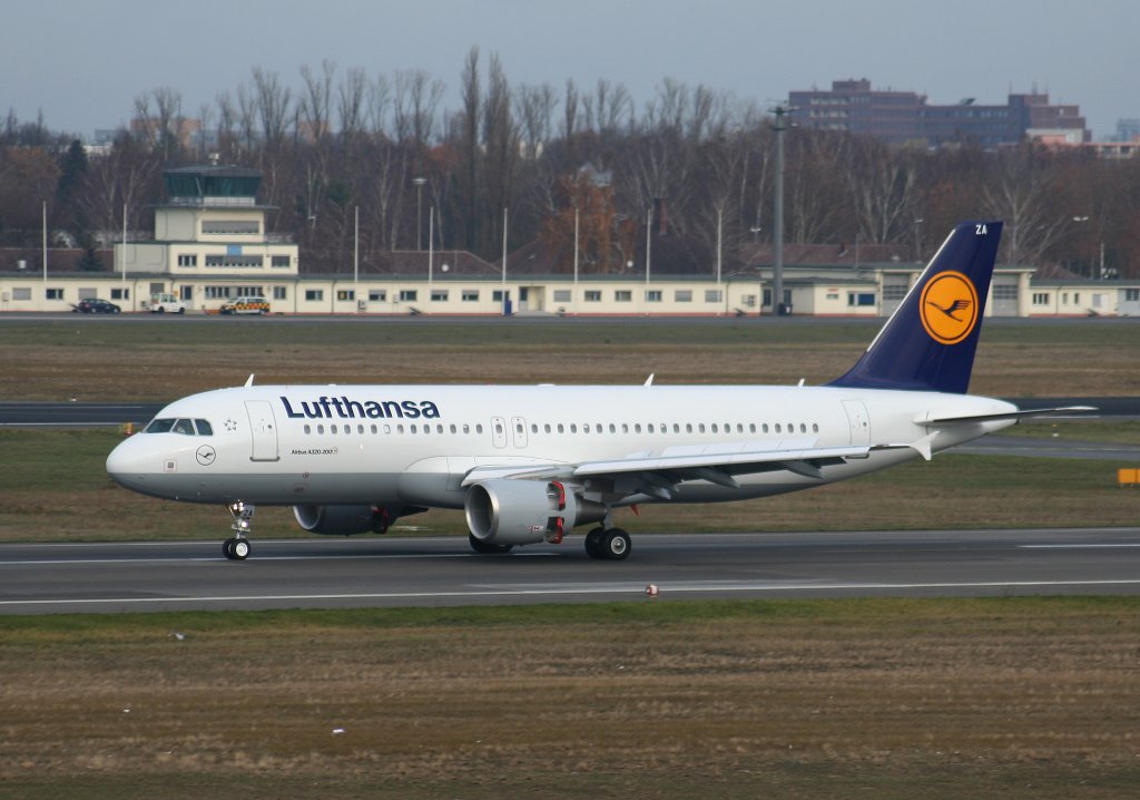 Der am 20.11.2009 in Dienst gestellte Lufthansa A 320-214 D-AIZA nach der Landung in Berlin-Tegel am 21.11.2009
