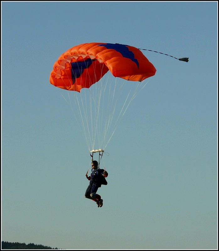 Der aus dem Ballonkorb abgesprungene Gleitschirmflieger kurz vor der Landung auf dem Flugplatz Trier Fhren am 21.08.2010, whrend der Mosel Ballon Fiesta.