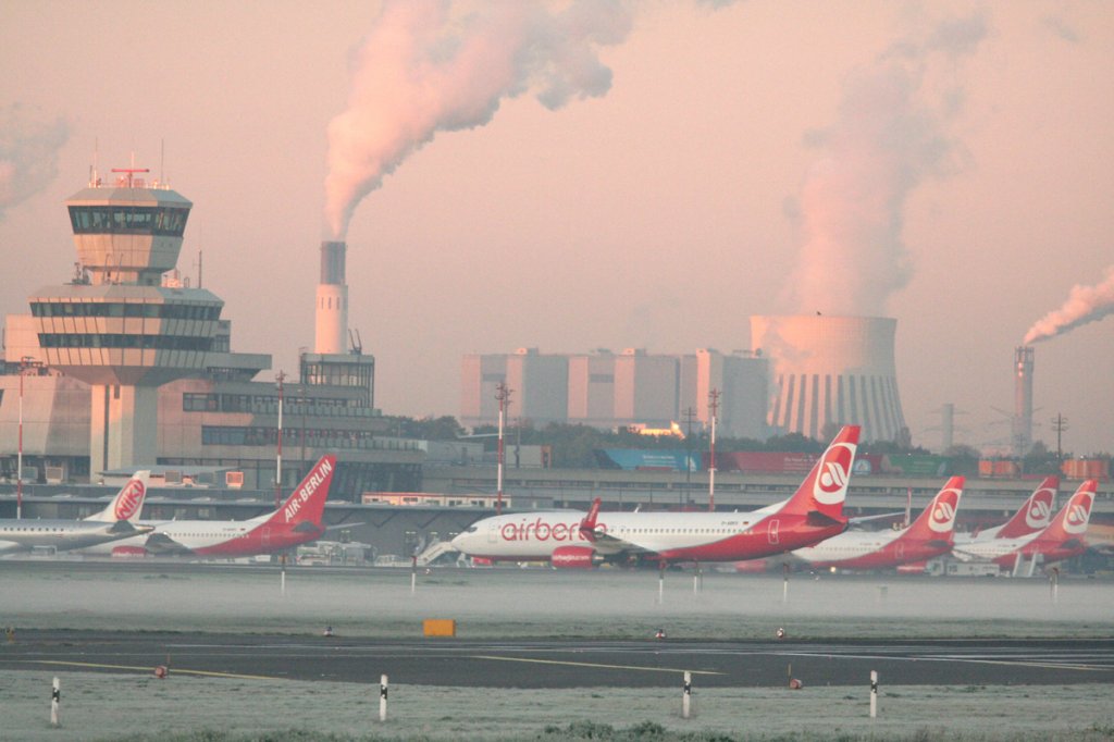 Der Flughafen Berlin-Tegel am frhen Morgen des 15.10.2011