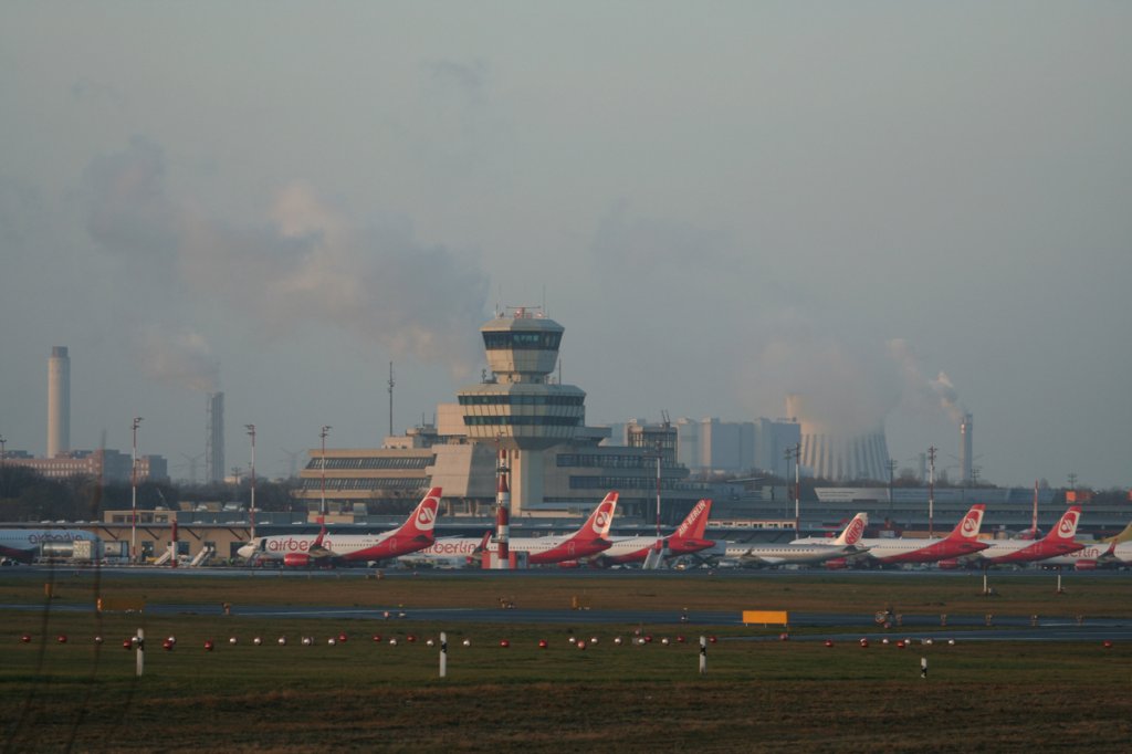 Der Flughafen Berlin-Tegel am frhen Morgen des 26.11.2011