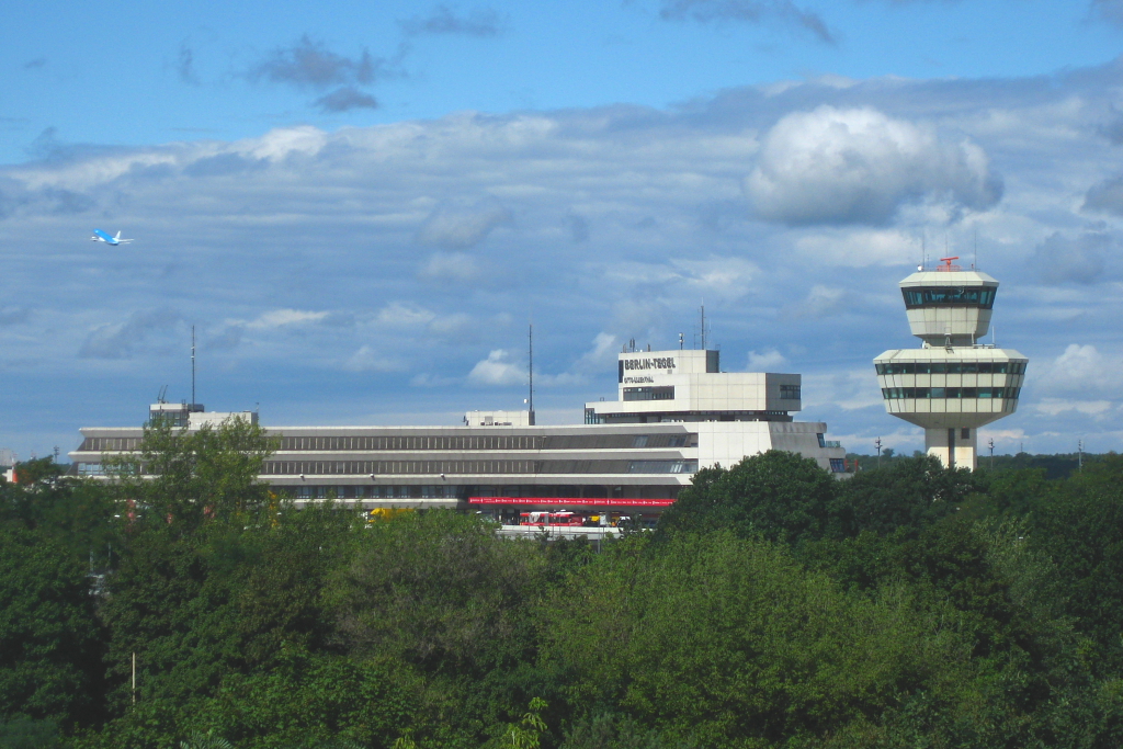 Der Flughafen Berlin-Tegel in sommerlicher Pracht Im Hintergrund ist eine KLM-Boeing 737 beim steigen zu erkennen (16.08.10)