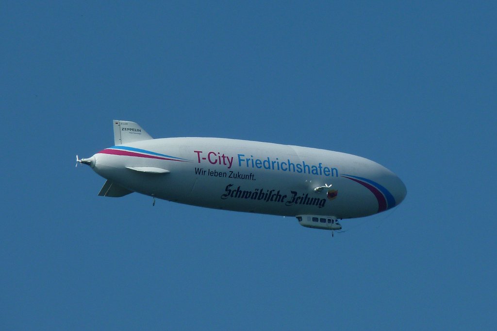 der in Friedrichshafen gebaute Zeppelin NT bei einem Rundflug ber Hagnau am Bodensee, Aug.2011