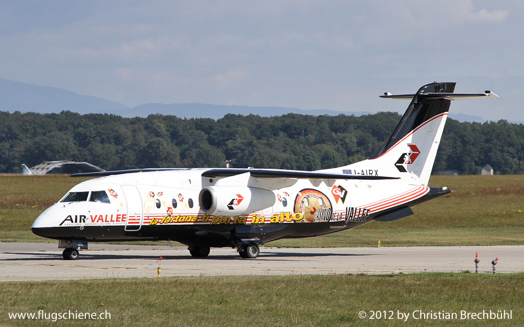 Der I-AIRX Dornier Jet Do-328-300 der Air Vallee mit ihrer farbigen Casino Werbung vor dem Start in GVA am 15. Sept 2012.