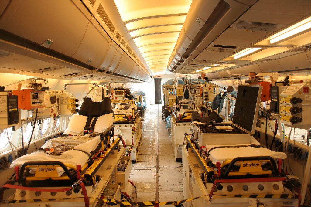 Der intensiv-medizinische Bereich in der Kabine des Germany Air Force A 310-304(MRTT) 10+27 am 12.09.2012 auf der ILA 2012
