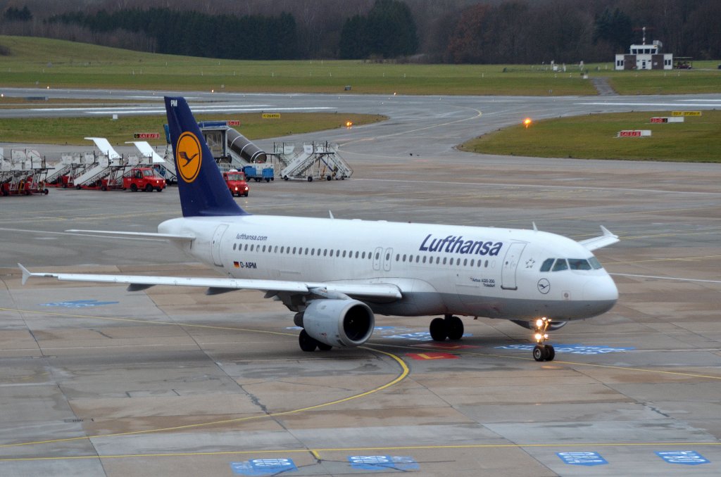 Der Lufthansa Airbus A320-200 D-AIPM Troisdorf ist nach dem Pushback bereit um zum Start zu Rollen aufgenommen in Hamburg Fuhlsbttel am 08.12.11
