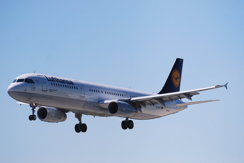 Der Lufthansa Airbus A321-200 D-AIST Erbach im Landeanflug auf Hamburg Fuhlsbttel am 03.06.10