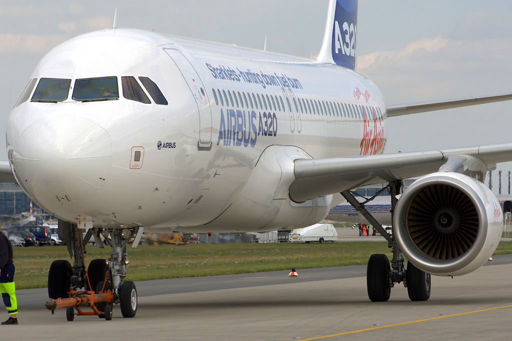 Der neue Airbus A320 mit Sharkletts auf der ILA 2012 in Berlin-Schnefeld. Hier nach seinem  Display  am Nachmittag.