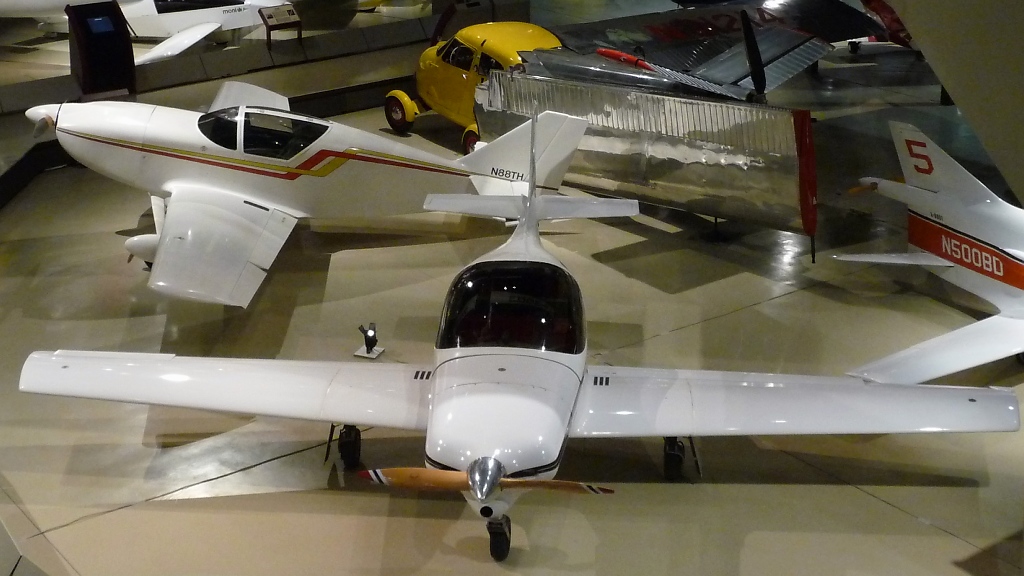 Der Prototyp der Lancair 200 im EAA Museum Oshkosh, WI (3.12.10). Lance Neibauer entwickelte diese Maschine von 1981 bis 1984. Der Bausatz stie auf groes Interesse, und inzwischen bietet die Firma eine ganze Palette von Flugzeug-Baustzen an.