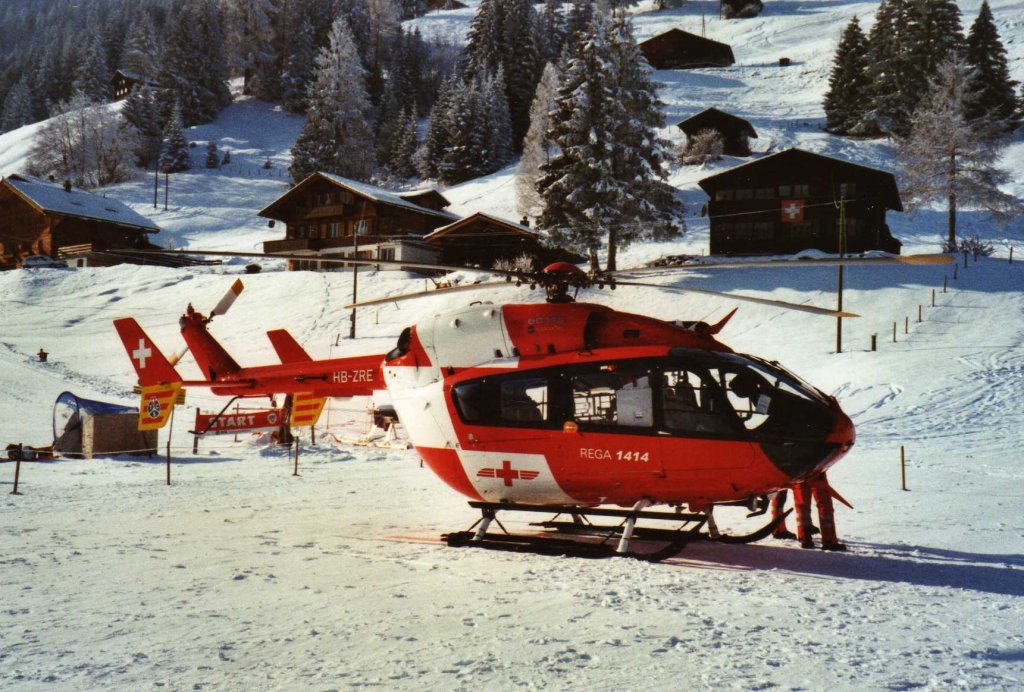Der REGA-Helikopter  HB-ZRE  im Einsatz am Adelbodner-Weltcup am 10. Januar 2010