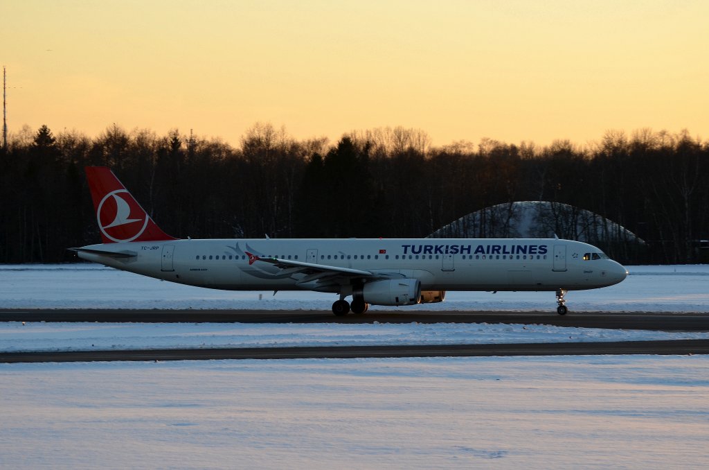 Der Turkish Airlines Airbus A321 TC-JRP rgb aufgenommen am 12.03.13 in Hamburg Fuhlsbttel.