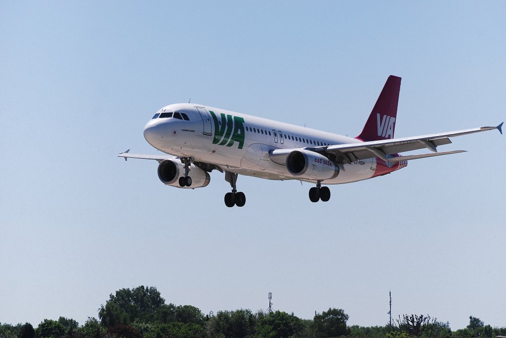 Der VIA Bulgarian Airways Airbus A320 LZ-MDM im Anflug auf Hamburg Fuhlsbttel am 03.06.10