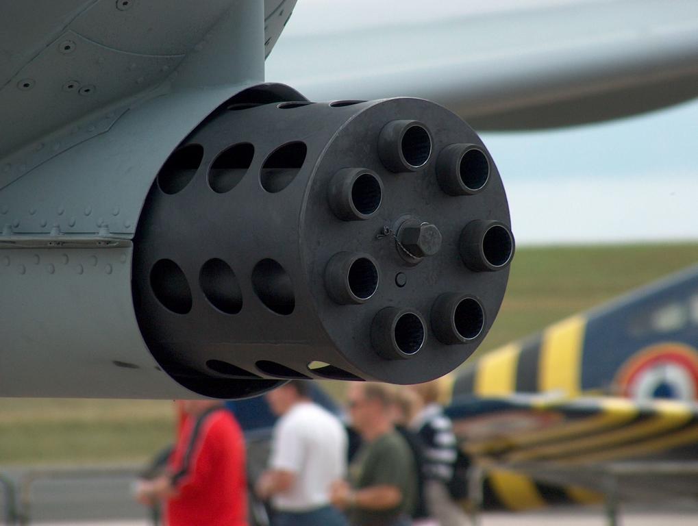 Detailaufnahme der Bordkanone einer Fairchild-Republic A-10 Thunderbolt II (81-0954), Bitburg