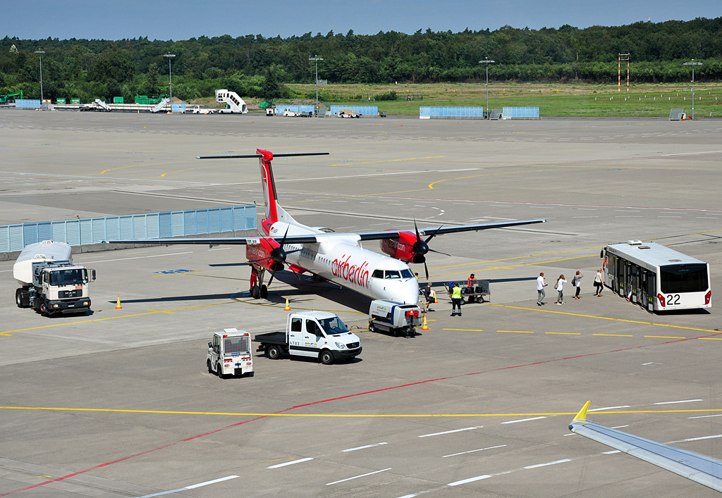 DHC-8-402Q Dash 8 AirBerlin in CGN, Paxe besteigen Flughafenbus CGN - 12.08.2012