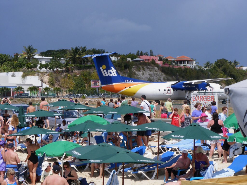 DHC Dash-8 V2-LFV von liat Caribbian Airlines am Start des Princess Juliana Airports
(SXM) auf St.Maarten am 5.3.2013
