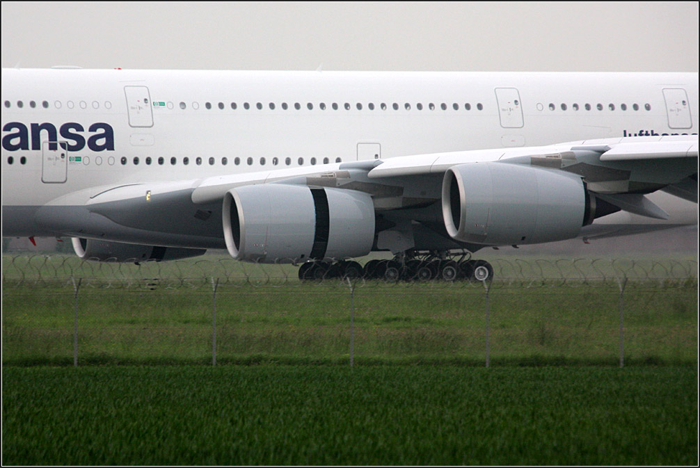 Die A380 anders gesehen, hier noch auf der Landebahn. 02.06.2010 (Matthias)