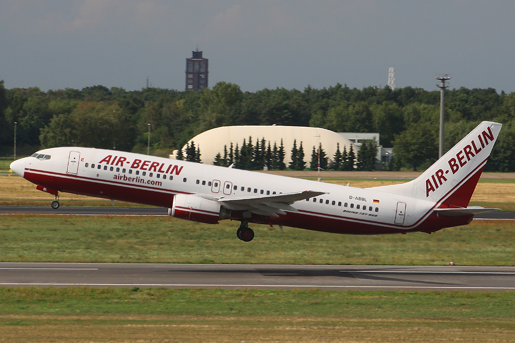 Die Air Berlin-Boeing 737-85F D-ABBL erhebt sich von der  Two Six Left  des Berliner Flughafen Tegel am 19. August 2010
