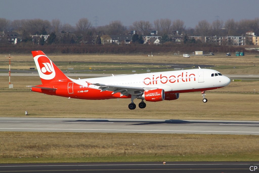 Die Air Berlin-Tochter Belair ist jetzt mit A319 und A320 unterwegs. Am 9.3.2010 landet die frisch ausgelieferte HB-IOP in Dsseldorf.