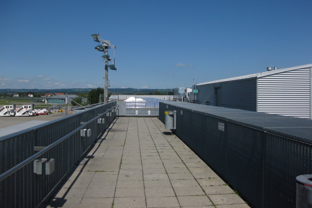 Die Besucherterrasse vom Regionalairport am Bodensee (Friedrichshafen, 09.08.10)