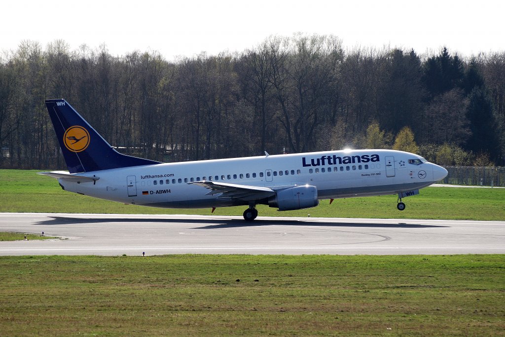 Die Boeing 737-300 D-ABWH der Lufthansa beim Start in Hamburg Fuhlsbttel am 10.04.11