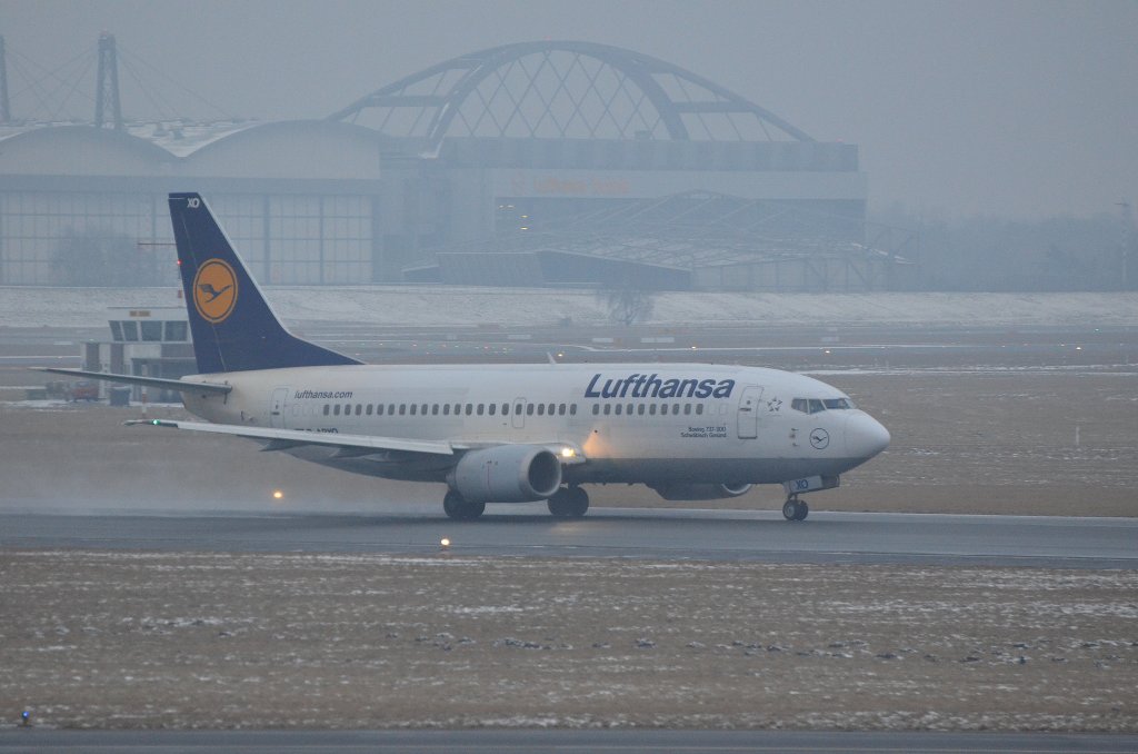 Die Boeing 737-300 D-ABXO Schwbisch Gmnd der Lufthansa beim Start in Hamburg Fuhlsbttel am 12.02.12