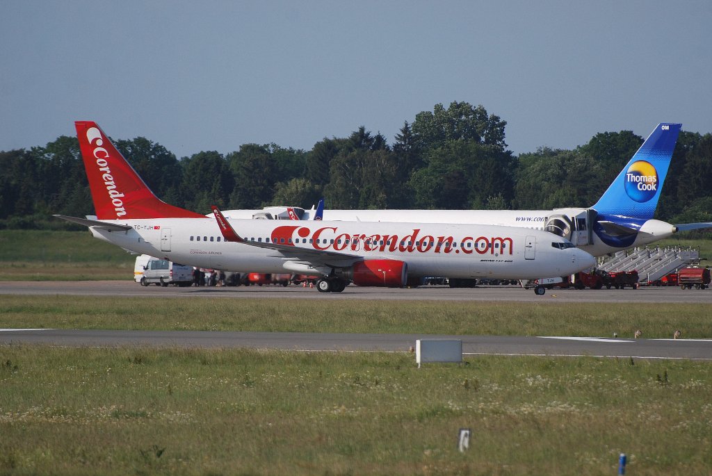 Die Corendon Air Boeing 737-800 TC-TJH nach der Landung in Hamburg Fuhlsbttel am 30.05.11