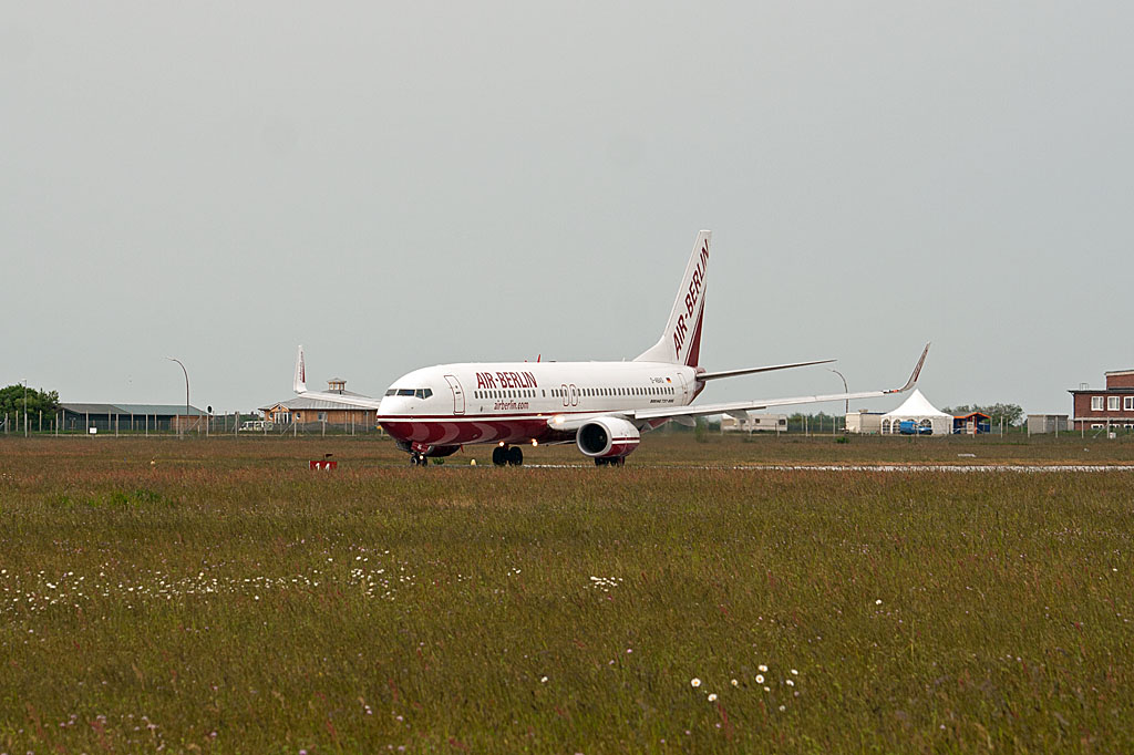 Die D-ABAS bog am 29. Mai 2008 von der Runway auf dem Taxiway ein, um zum Terminal 1 des Flughafen Sylt zu gelangen.