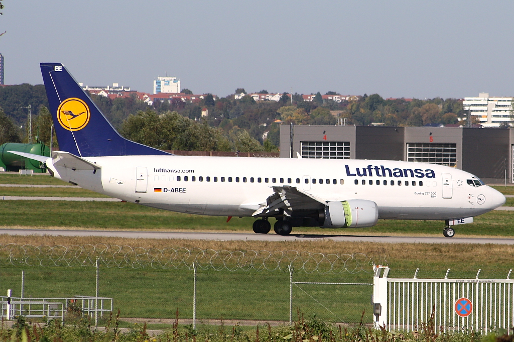 Die  D-ABEE  der Lufthansa, eine Boeing 737-300 namens  Ulm  beim  Roll out  auf der Runway 07 in Stuttgart-Echterdingen am 10. Oktober 2010 
