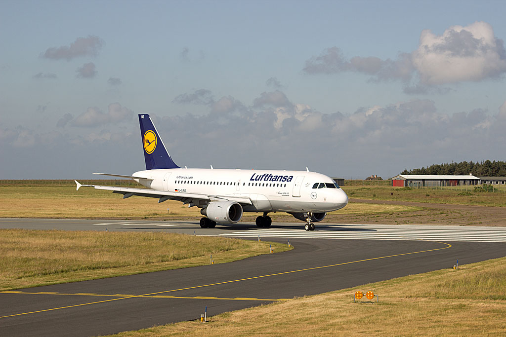 Die D-AIBE rollte am 17. Juni 2012 von der Runway ab, um ber den Taxiway Delta zu Terminal 1 des Flughafen Sylt zu kommen.