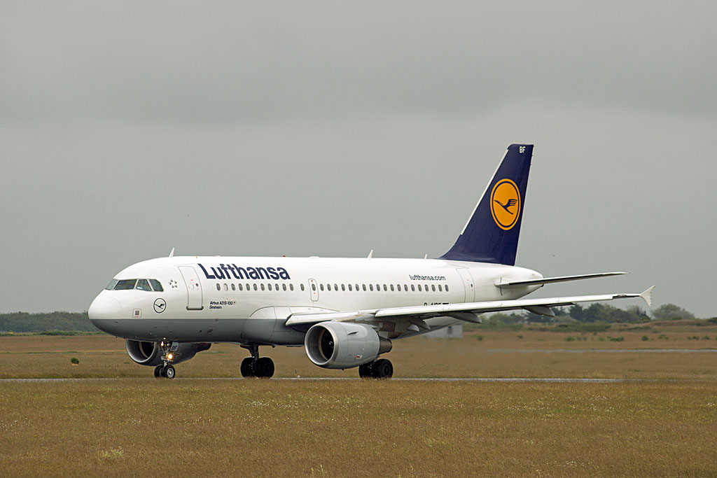 Die D-AIBF rollte am 26. Juni 2012 vom Terminal 1 des Flughafen der Insel Sylt kommend zur Runway, um nach Berlin-Tegel zurck zu fliegen.