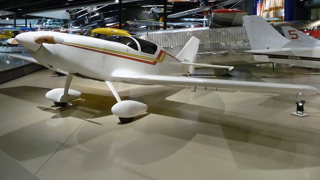 Die  Glasair Ham2  war der erste aus vorgeformten Fieberglas-Teilen bestehende Flugzeug-Bausatz. Sie wurde 1980 von Thomas Hamilton entworfen. ber 900 Exemplare wurden gebaut und fliegen weltweit. Sie ist recht schnell (330 km/h) aber sparsam. Der Prototyp kam 1986 ins EAA Museum Oshkosh (3.12.10).