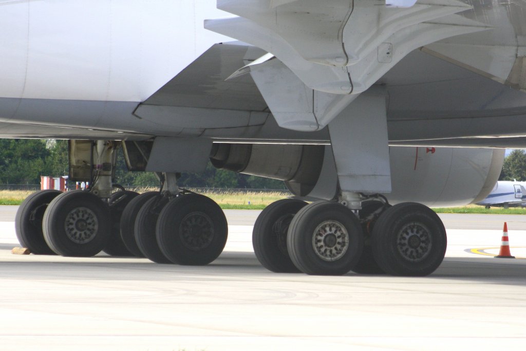Die Hauptfahrwerke einer Mc-Donnell Douglas(Boeing)MD-11F der Lufthansa Cargo (Baden-Airpark am 26.08.10)
