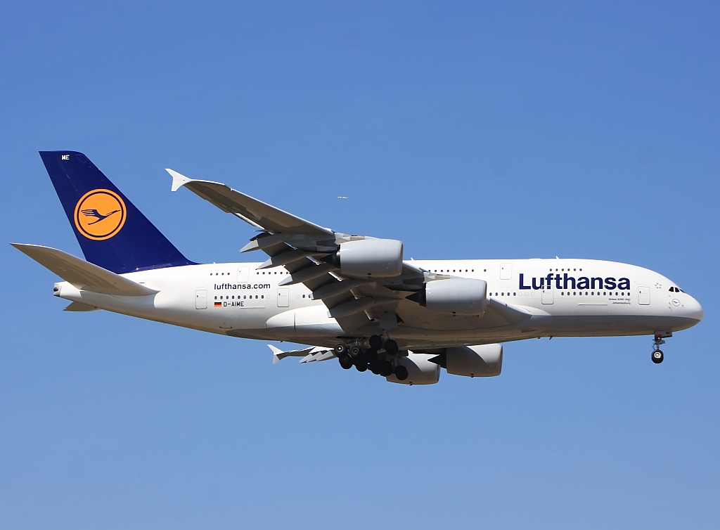 Die  Johannesburg  befindet sich im Anflug auf Frankfurt am Main, dieser A380 wrude am 15 August 2012 fotografiert 