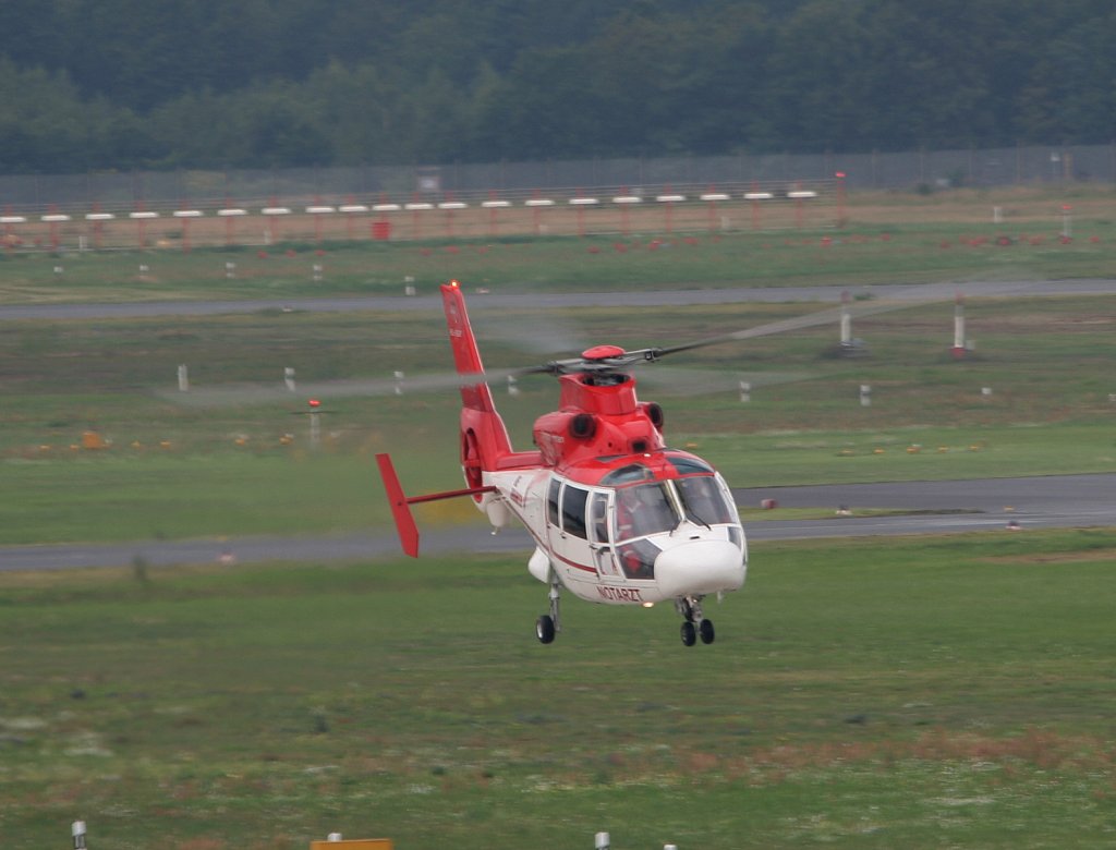 Die Johanniter Eurocopter AS-365N Dauphin 2 D-HFHE  Christoh Hessen  beim Start in Berlin-Tegel am 04.09.2010