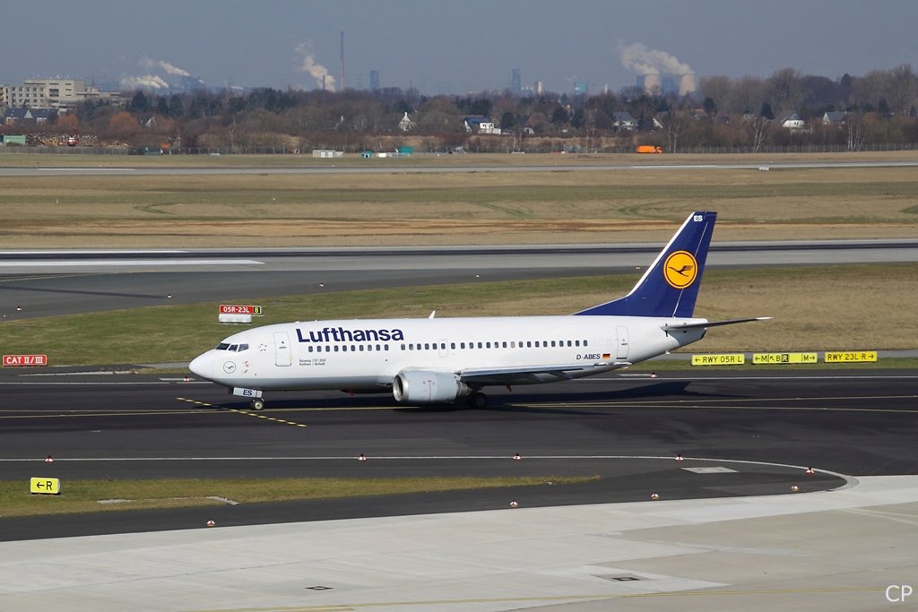 Die  Kthen  (737-300, D-ABES) von Lufthansa rollt am 9.3.2010 zum Gate in Dsseldorf.