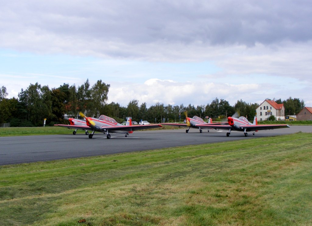 Die Kunstflugstaffel AERO GERA in Startaufstellung mit ihren 2 Zlin 226 D-EWIA und D-EWIB,sowie den beiden Zlin 526 AFS D-EWQL und D-EWQC am 17.9.2010 in Gera (EDAJ).
