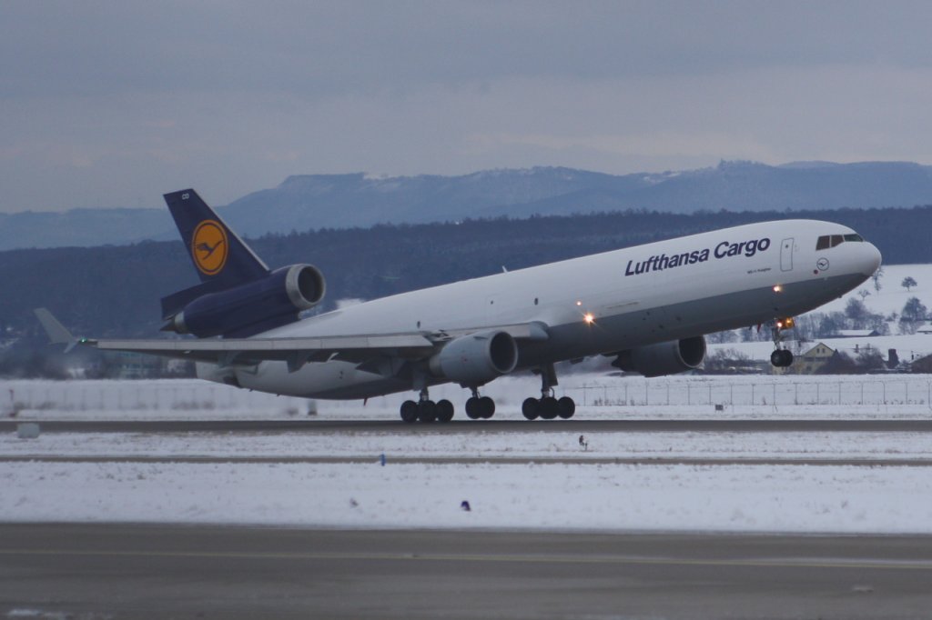 Die Lufthansa Cargo-Mc Donnell Douglas MD-11F mit der Registration D-ALCO hebt in Stuttgart-Echterdingen am 18. Dezember 2010 auf der Bahn 25 ab.