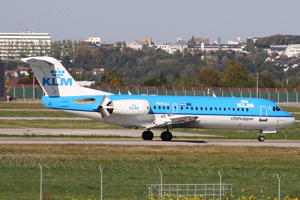 Die  PH-KZU  der KLM cityhopper, eine Fokker F-70 beim  Roll out  in Stuttgart-Echterdingen am 10. Oktober 2010 