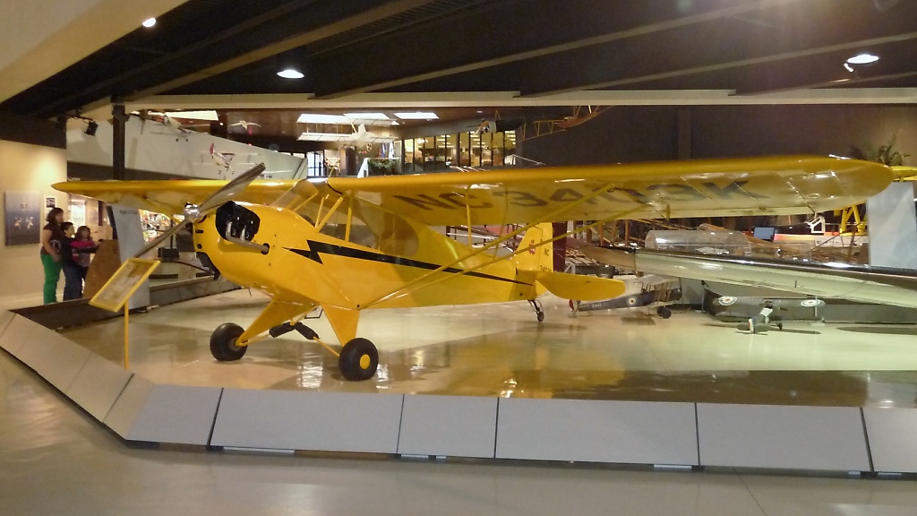 Die Piper J-3 Cub war in den 1930ern und 1940ern ein sehr beliebtes Ausbildungsflugzeug. Allein in 1940 machten 110.000 Flugschler darauf ihre Lizenz. Weit ber 20.000 Maschinen wurden gebaut. Diese im EAA Museum Oshkosh, WI hat die Seriennummer 22094 und wurde 1946 gebaut (3.12.10). 